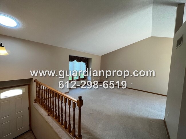 Building Photo - Woodbury House Available Now, Meticulously Maintained, Lower Family Room, Back Deck, Pool Access