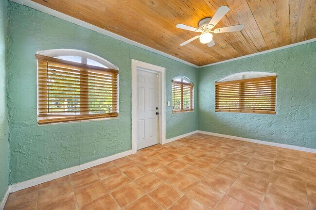 Building Photo - Charming 2-Bed With Backyard Oasis In West Palm Beach!