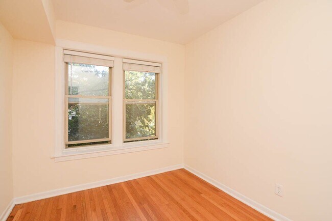 Building Photo - 2657 N St Louis Ave