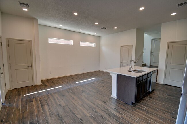 Building Photo - AMAZING SANTA FE LIVING