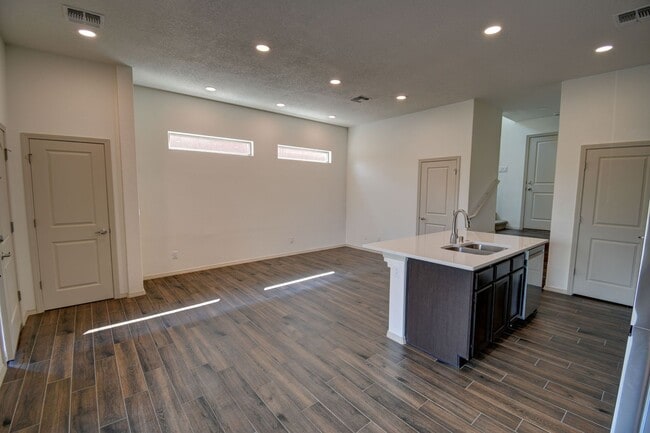 Building Photo - Immediate Move In Available!