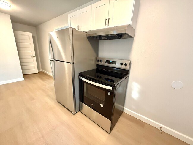 Building Photo - 430 Roanoke St E