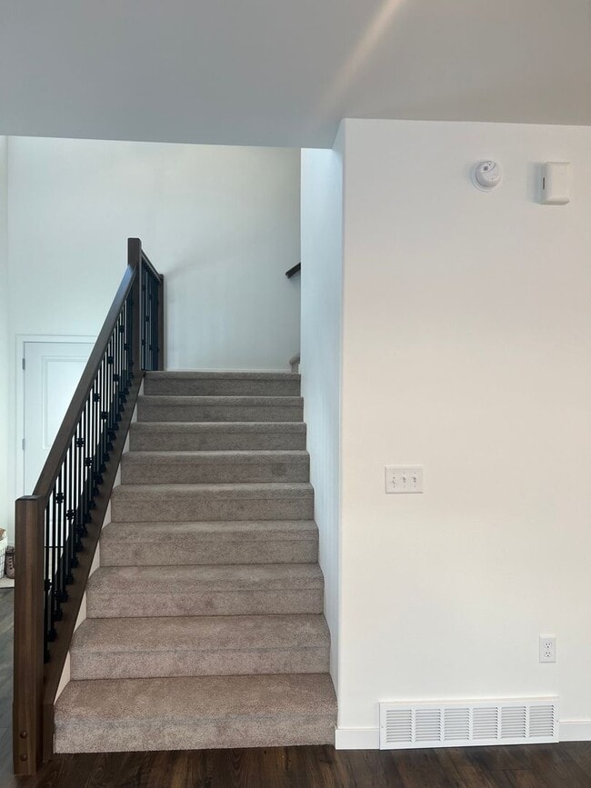 Building Photo - 3 Bed 2.5 Bath Single Family Home