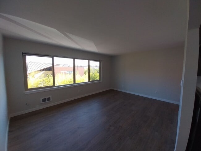 Building Photo - 5029 Roosevelt Way NE