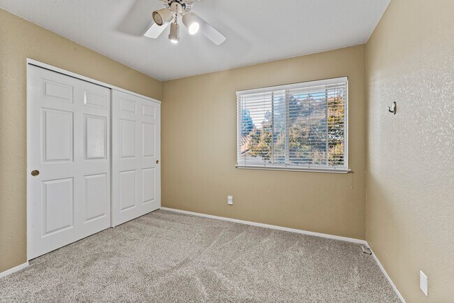 Building Photo - 2126 Sunhaven Ct