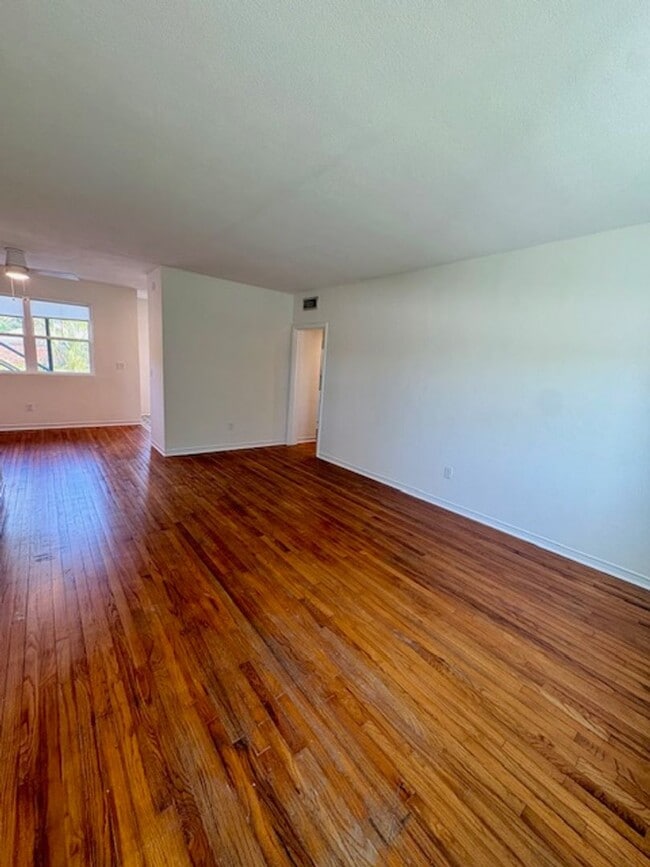 Building Photo - Fully Renovated Three Bedrooms Condo in South Windermere