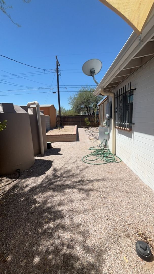 Building Photo - Close to University of Arizona