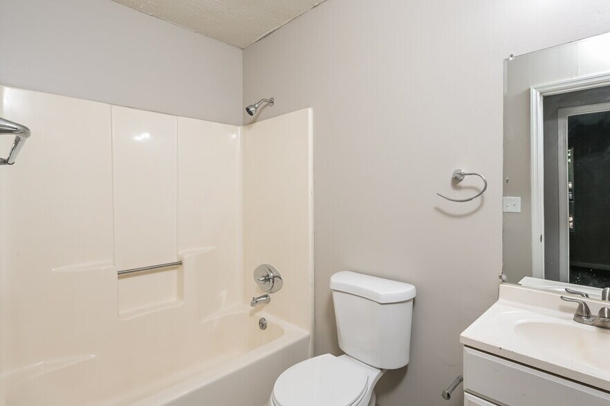 Building Photo - 5877 Bobbin Ln