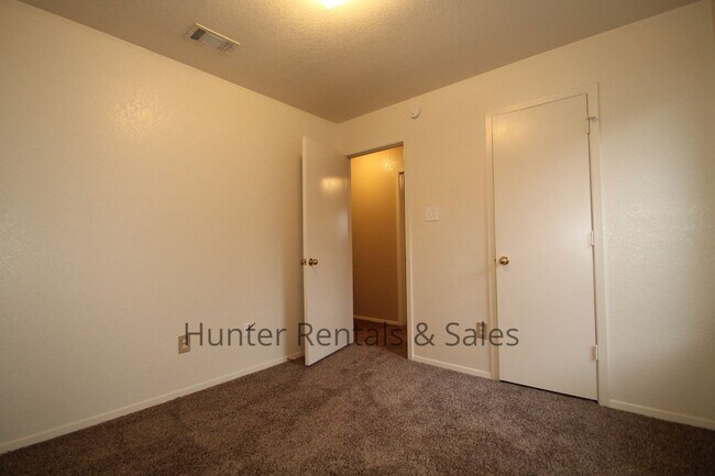 Building Photo - 4604 Fieldcrest Dr