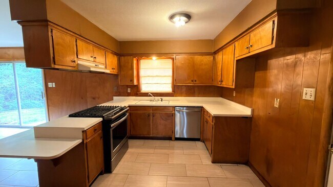 Building Photo - 1254 Lake Cir Dr W