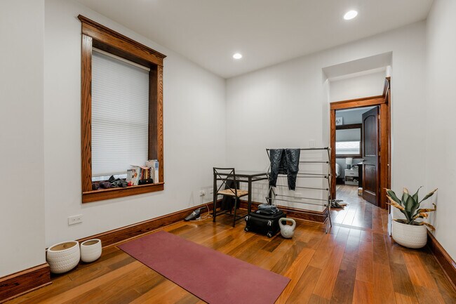 Building Photo - 1019 W Oakdale Ave