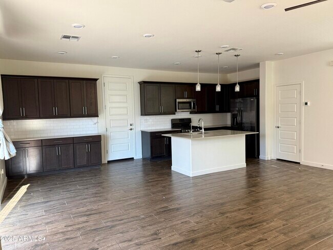 Building Photo - 938 E Danbury Dr
