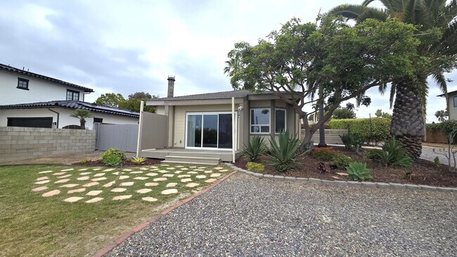 Primary Photo - Lovely, 2Bd/2BA Single Story House: Large ...