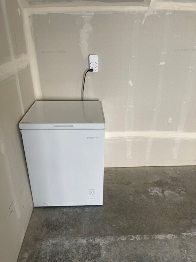 Building Photo - Spaciously Modern Tri Level Townhome for R...