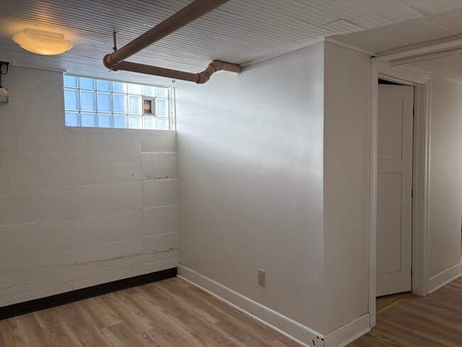 Building Photo - 934 W Shore Dr