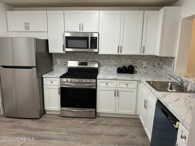 Building Photo - 204 Forsythia Ln