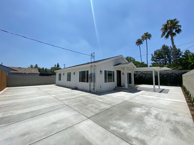 Building Photo - 6733 Glade Ave