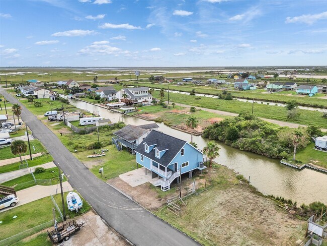 Building Photo - 7016 Delesandri Dr