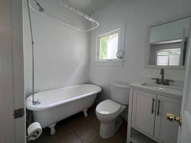 Building Photo - Large 3 bedroom home with a den!