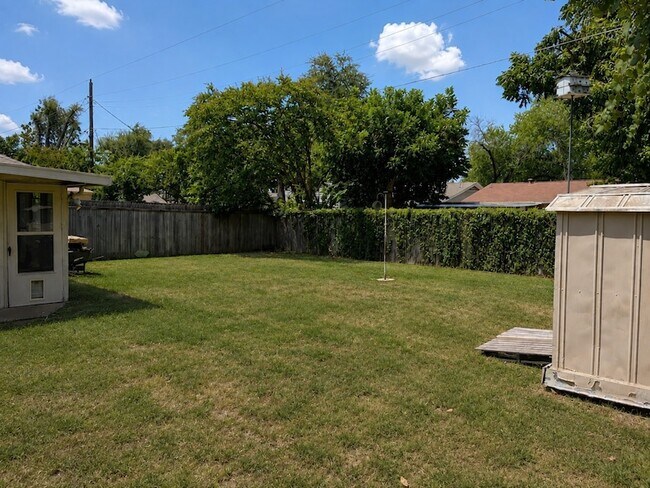 Building Photo - 2025 Meadow Glen