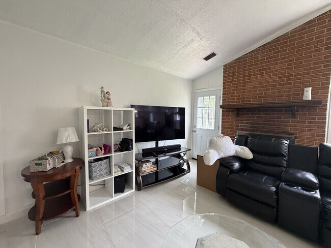 Building Photo - 1501 Millington Dr