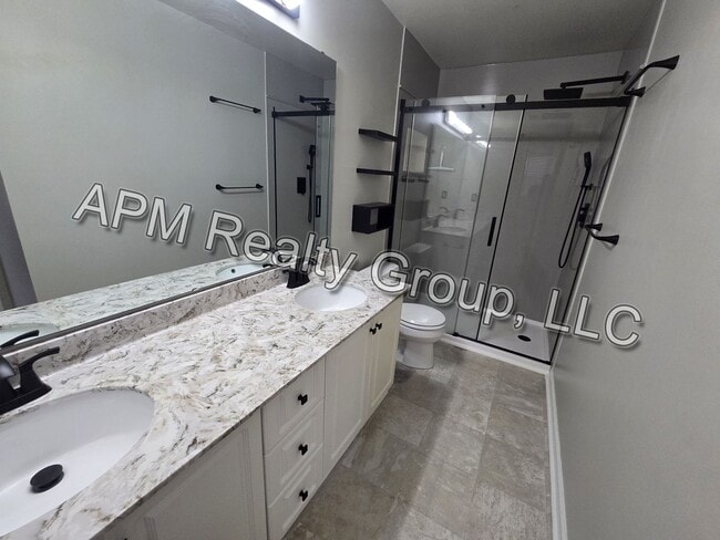 Building Photo - Private Country Feel Close to Downtown