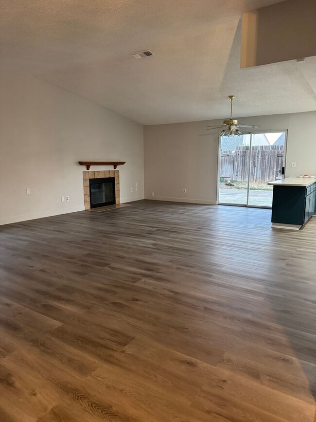 Building Photo - Newly Renovated Large Open Plan Home Avail...