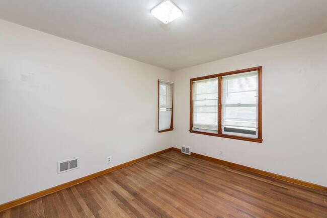 Building Photo - 618 N Oplaine Rd
