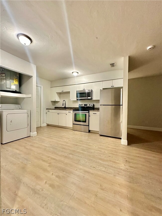 Building Photo - 5635 Fifth Ave