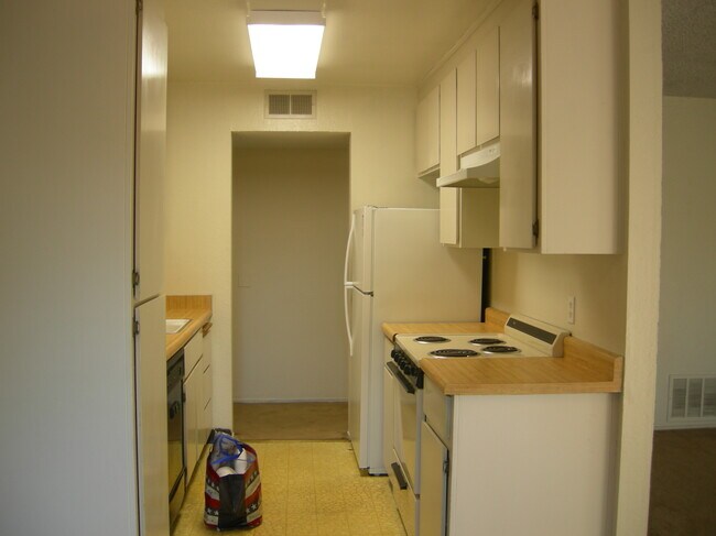 Building Photo - 310 Tradewinds Dr