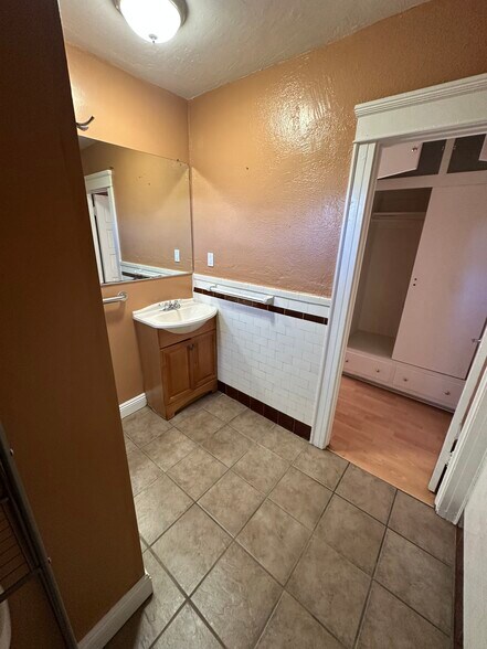 Building Photo - 904 N Normandie Ave