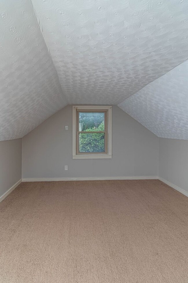Building Photo - CHARMING 2 Bedroom/1 Bathroom w/ Bonus Roo...