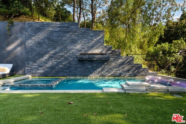 Building Photo - 3140 Coldwater Canyon Ave