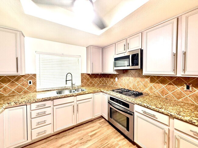 Building Photo - Landau Manor - FANTASTIC 4Br/2ba/3 car garage w/ POOL & SOLAR!