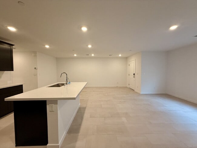 Building Photo - 3 BED 2.5 BATH 2 BALCONY 2 CAR GARAGE TOWNHOUSE IN HENDERSON FOR RENT!!