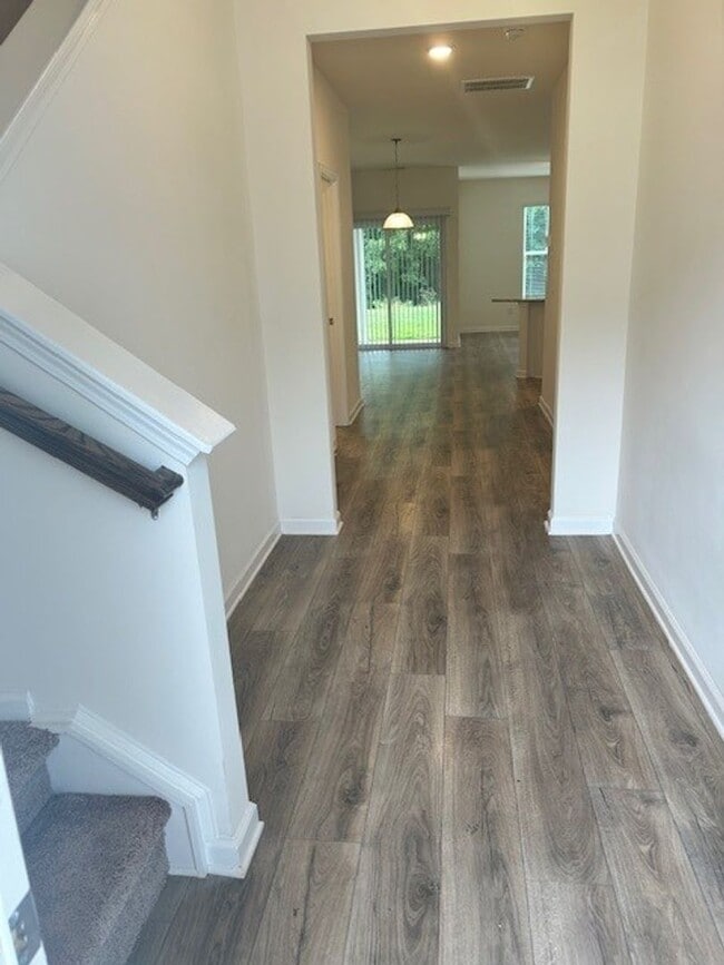Building Photo - FREE RENT - $1000 Off First Month's Rent! ...