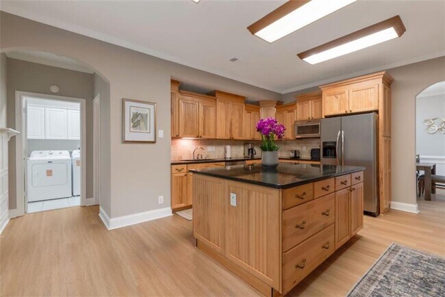 Building Photo - 100 Hardwood Ln