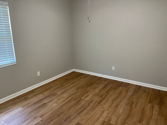 Building Photo - Eastgate Home