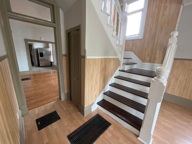 Building Photo - Large House Midtown