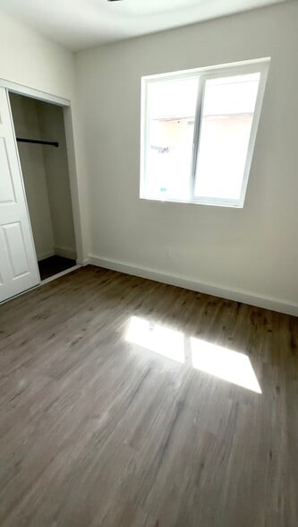 Building Photo - 240 Sunny Halo Ct