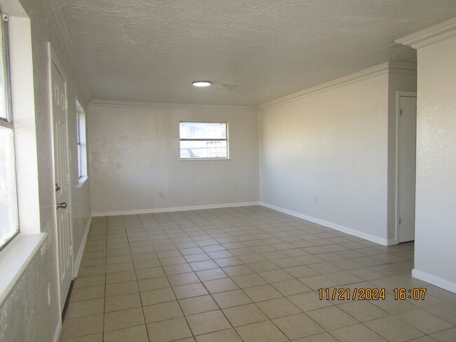 Building Photo - 5 Bedrooms. Newly renovated! $200 off firs...