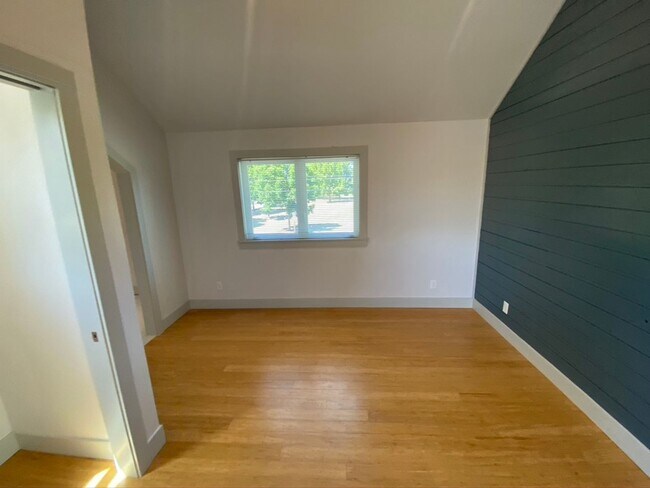 Building Photo - 3 Bedroom 2 bath home Whiteaker home near parks