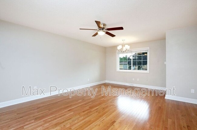 Building Photo - 530 SW Maple St