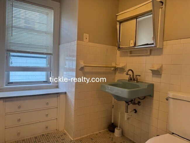 Building Photo - 3 Bedroom - Single Family Home!