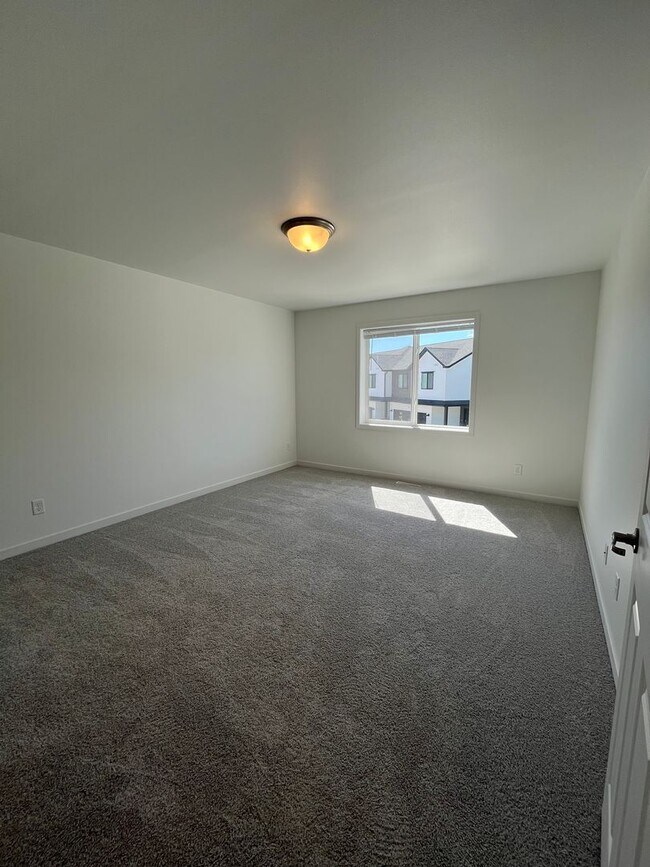 Building Photo - 3 Bed 3 Bath Townhome