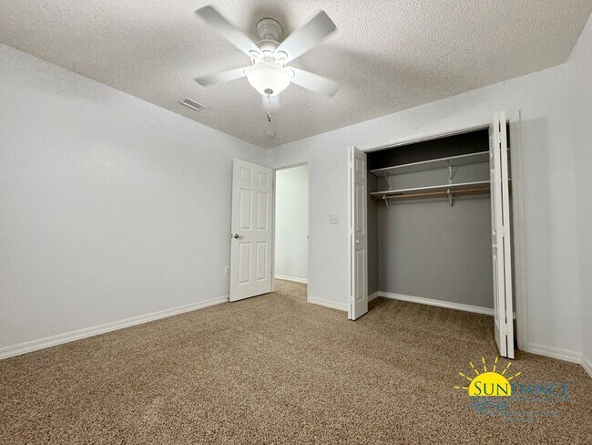 Building Photo - Stunning South Crestview Home with many Custom Details!