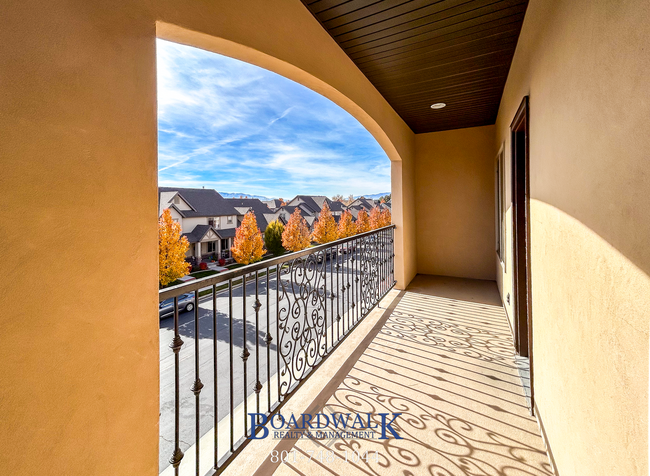 Building Photo - Spectacular 3 bed 2.5 bath in Highland