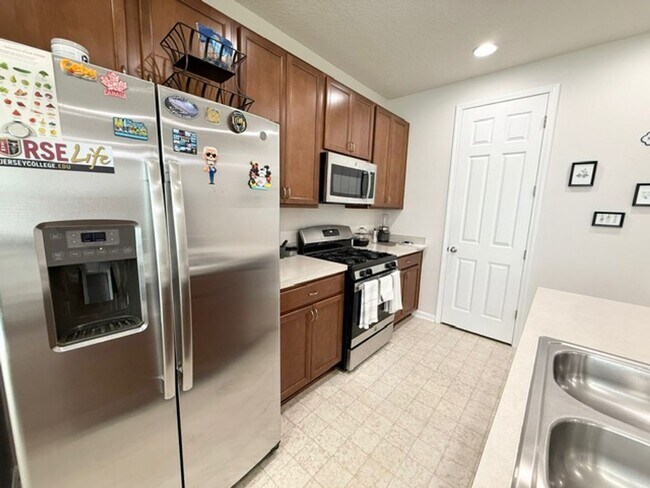 Building Photo - Beautiful home available for rent in the d...