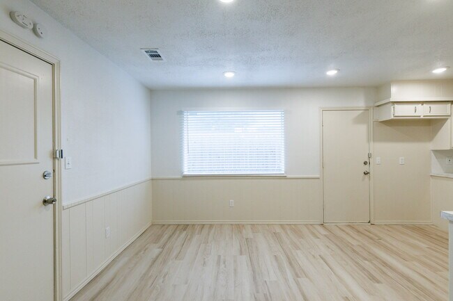 Building Photo - Beautifully Updated Duplex in South Lubbock!