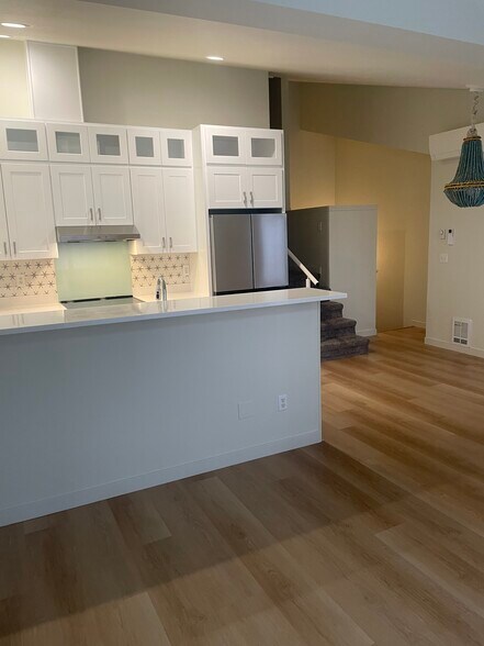 Building Photo - 716 N. State St.